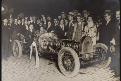 Presentació a Barcelona del Bugatti Type30, amb Josep Tous al volant.