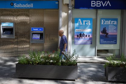 Una oficina del BBVA junto a otra del Banco de Sabadell en Barcelona.