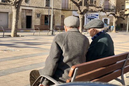 Dos avis conversant en una plaça de Batea.