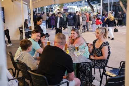 Turistas fumando en una terraza de Salou.