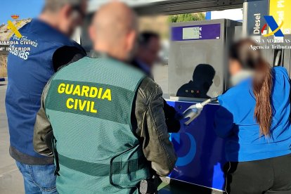 Imagen de un control en una de las gasolineras investigadas