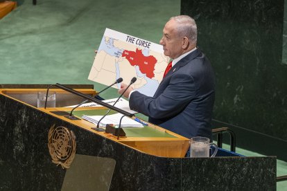 El primer ministro de Israel, Benjamin Netanyahu, muestra un mapa en la Asamblea General de la Organización de las Naciones Unidas (ONU) este viernes, en Nueva York (Estados Unidos). La delegación de España estuvo ausente de la Asamblea en el momento del discurso de Netanyahu que fue boicoteado por decenas de delegados que abandonaron la sala.