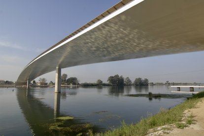 El pont lo Passador sobre el riu Ebre uneix Deltebre i Sant Jaume d'Enveja.