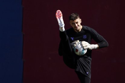 El portero del FC Barcelona Joan García durante un entrenamiento.
