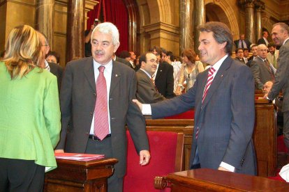 El president de la Generalitat, Pasqual Maragall, i el líder de CiU, Artur Mas, saludant-se a l'hemicicle, abans de la votació de l'Estatut