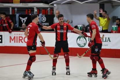 Los rojinegros celebran un gol en su estreno en la OK Liga.