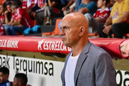 Luis César en el banquillo ante el Eldense.