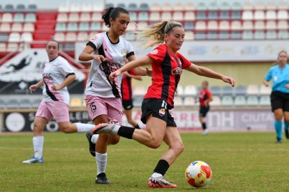 Mar Dalmau controla una pelota ante la presión de Nerea Torre.