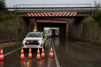 La carretera N-340, tallada a l'Ampolla per acumulació d'aigua.