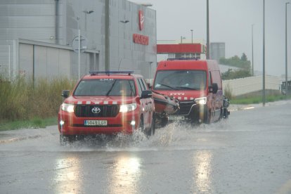 Efectius dels Bombers al polígon l'Oriola d'Amposta.
