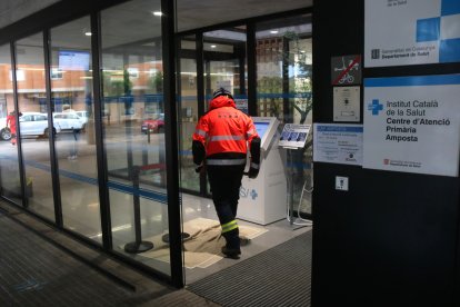 Un comandament dels Bombers accedeix al CAP d'Amposta