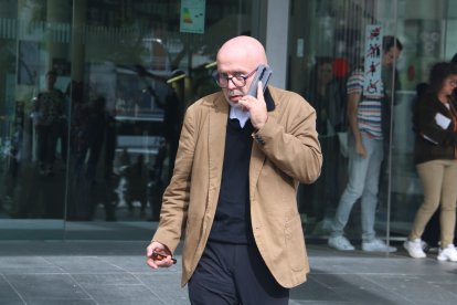 L'advocat Gonzalo Boye parlant per mòbil a la sortida de la Ciutat de la Justícia, després que hagin comparegut testimonis al jutjat que investiga la fugida de Carles Puigdemont
