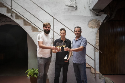 Miembros de Corpinnat y Demost brindando por la incorporación de la bodega a la marca colectiva.