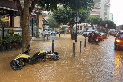 Vista general de las calles anegadas en Ibiza debido a las intensas lluvias caídas este martes, que han dejado carreteras cortadas e inundaciones en distintos puntos