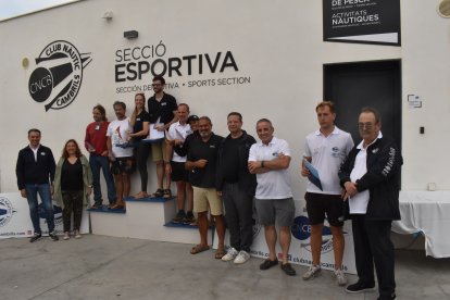 Entrega de trofeos con todos los campeones.