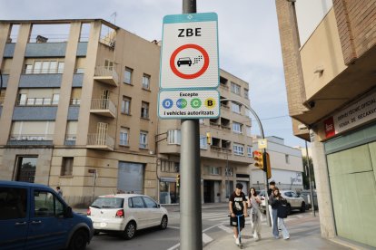 Una de les senyals que informa de la Zona de Baixes Emissions (ZBE), ubicada a l’avinguda de Països Catalans de Reus