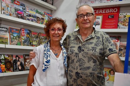 Rosa Bordas i Joan M. Cartanyà, propietaris del Quiosc Llibreia Rosa.