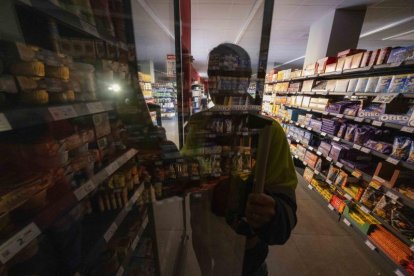 Un supermercado en Tarragona durante el gran apagón eléctrico del 28 de abril.