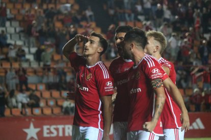 Marcos Baselga celebra su gol ante el Eldense haciendo el saludo militar.