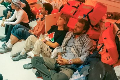 Imagen de tripulantes de la Flotilla, entre ellos Greta Thunberg, distribuida por el gobierno israelí