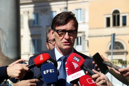 Salvador Illa atiende a los medios de comunicación en Roma.