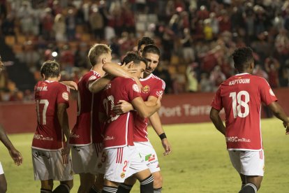 Jugadores del Nàstic celebran el gol de Baselga ante el Eldense.