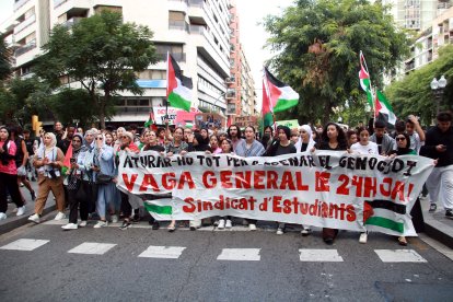 Cabecera de la manifestación convocada por el Sindicat d’Estudiants para denunciar el genocidio en Gaza en Tarragona