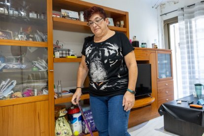 Alicia Barrado camina ayudada de su bastón, en su domicilio de Valls.