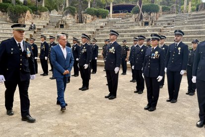 L'alcalde passa revista als agents locals.