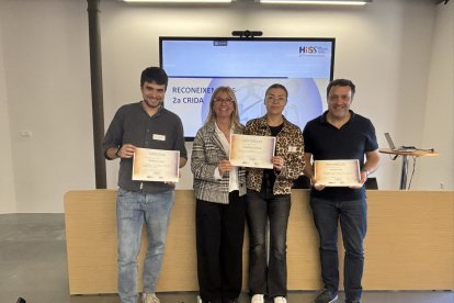 En la derecha de la imagen, Roger Borrull, responsable del Servicio de Atención Domiciliaria (SAD) de la Xarxa Santa Tecla, recogiendo el premio por el proyecto MAISSDOM.