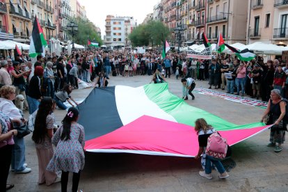 Los manifestantes desplegaron una gran bandera de Palestina en la plaza de la Font de Tarragona