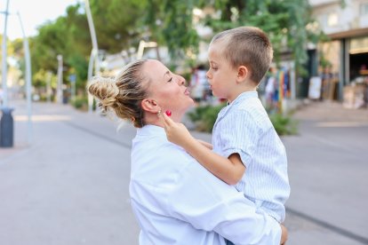Carolina Gómez, con su hijo Harry, de 5 años