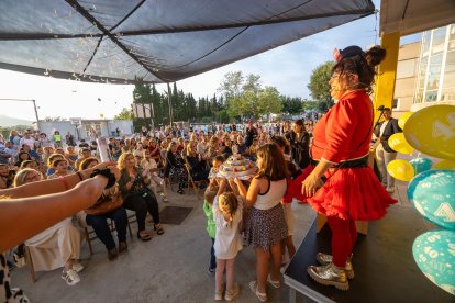 Els convidats a la festa de l’Escola Eladi Homs van bufar les espelmes dels 40 anys.