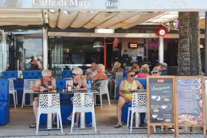 Un restaurante de Salou durante este verano con varios baby boomers en la terraza.