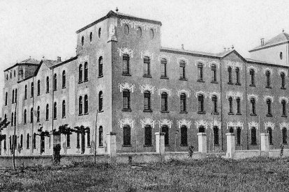 Cuando se construyó el Sol i Mar, Salou era un lugar inhóspito, sin más edificios que los propios de la actividad portuaria, la estación de tren, la Torre Vella y algunas fincas y masías dispersas.