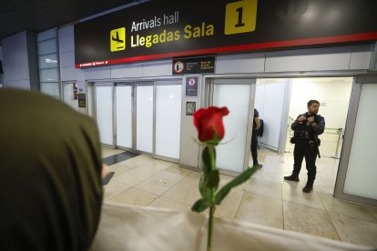 Una persona espera la llegada de 21 activistas españoles que formaban parte de la Flotilla Global Sumud