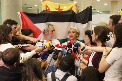 El concejal de ERC en Barcelona, Jordi Coronas, y la exalcaldesa Ada Colau atienden a los periodistas a su llegada al aeropuerto del Prat, tras la detención en Israel como miembro de la Global Sumud Flotilla.