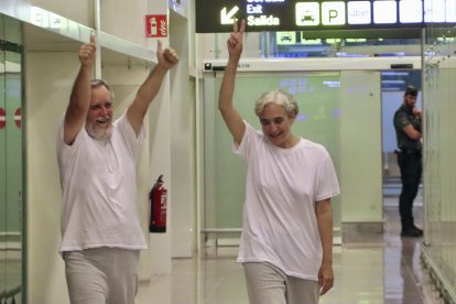 Ada Colau y Jordi Coronas llegan al aeropuerto del Prat