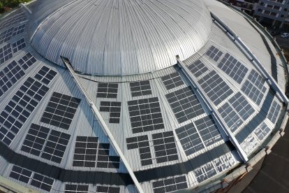 La potència total és de 121,26 kWp, distribuïda en 282 panells que ocupen 1.021,27 m².