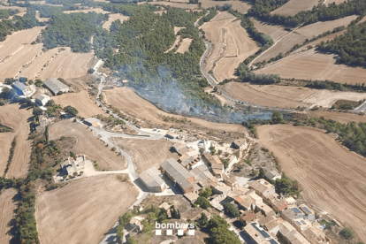 El fuego se localizaba cerca del núcleo urbano (en la parte inferior de la foto).