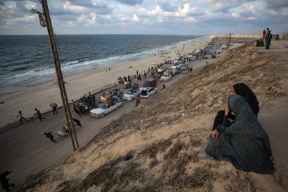 Desplazados palestinos en la Franja de Gaza, huyendo de nuevos bombardeos israelíes, en septiembre