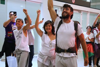 La activista Ariadna Masmitjà, la diputada de la CUP Pilar Castillejo y Adrià Plazas, miembro de la dirección de la CUP, celebrando su llegada al aeropuerto del Prat.