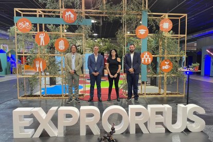 D'esquerra a dreta, Paco Lari, tresorer de la Cambra de Comerç de Reus; Josep Baiges, regidor de Promoció Econòmica, Innovació i Coneixement i conseller delegat de REDESSA; Núria Ferré, cap del Departament de Seguretat i Medi Ambient de l’Institut d’Horticultura i Jardineria de Reus; i Adrià Garcés, director de projectes de formació i talent del Clúster TIC Catalunya Sud.