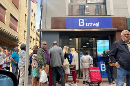 Colas de pensionistas en el local de B Travel en la calle de la Font de Reus para reservar las vacaciones con el Imserso.