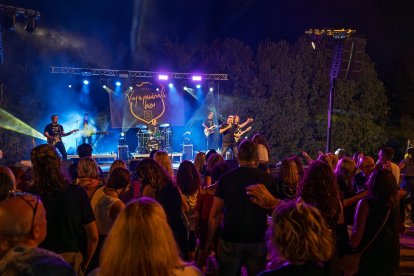 Un dels moments destacats de la FiraBirra, l’actuació del grup Tributo a Hombres G.