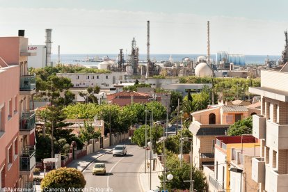 Imagen de La Canonja, con la química en el fondo