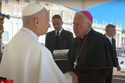 El papa León XIV con el arzobispo de Tarragona