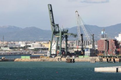 Grúas en el Port de Tarragona.