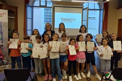 Imatge del lliurament de diplomes als grups de joves estudiants de La Martina Kids&Us