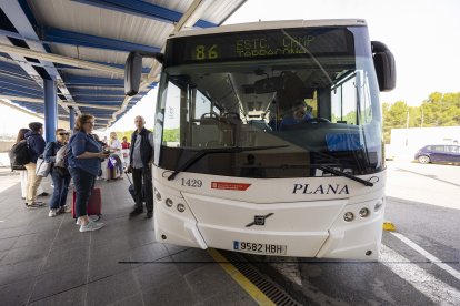 El autobús que enlaza con la estación de Camp de Tarragona